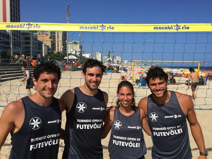 Participantes de torneio de futevôlei da Macabi Rio no Leblon