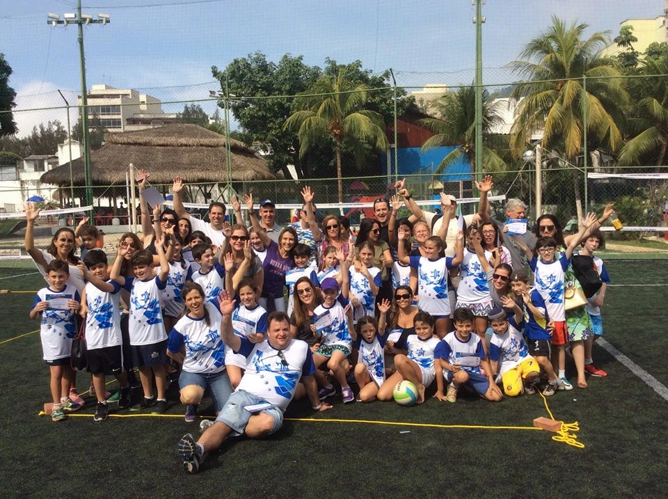 Crianças e adultos reunidos em clínica esportiva da Macabi Rio